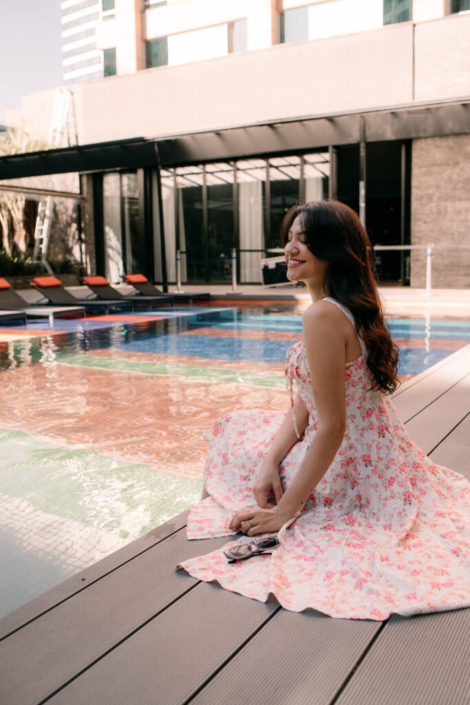 Mulher na piscina aproveitando Day Use do Sheraton São Paulo