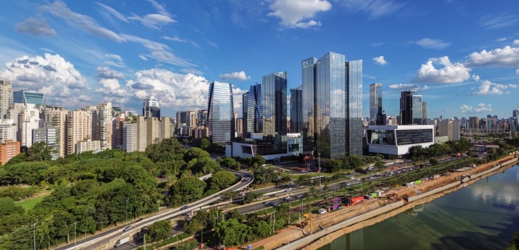 Vista aérea do centro financeiro de São Paulo, com arranha-céus e movimentação urbana.