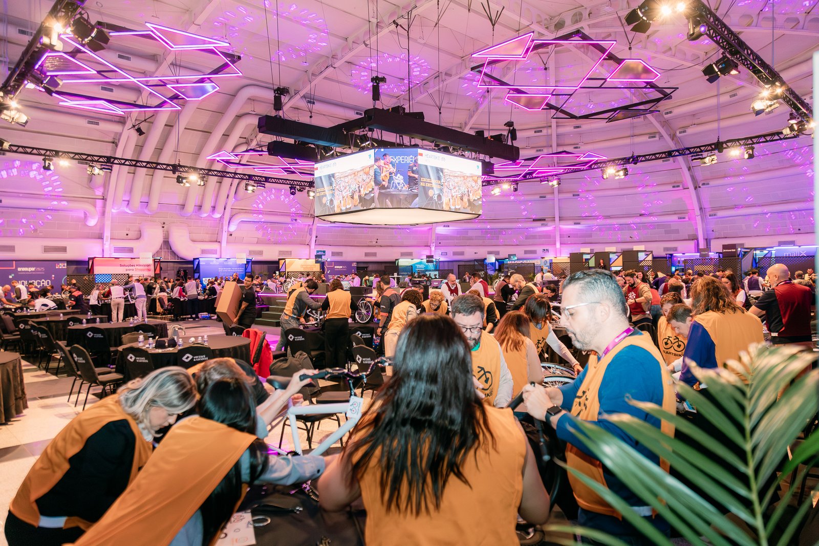Montagem de um evento corporativo moderno com experiências imersivas, conteúdos dinâmicos e práticas sustentáveis.