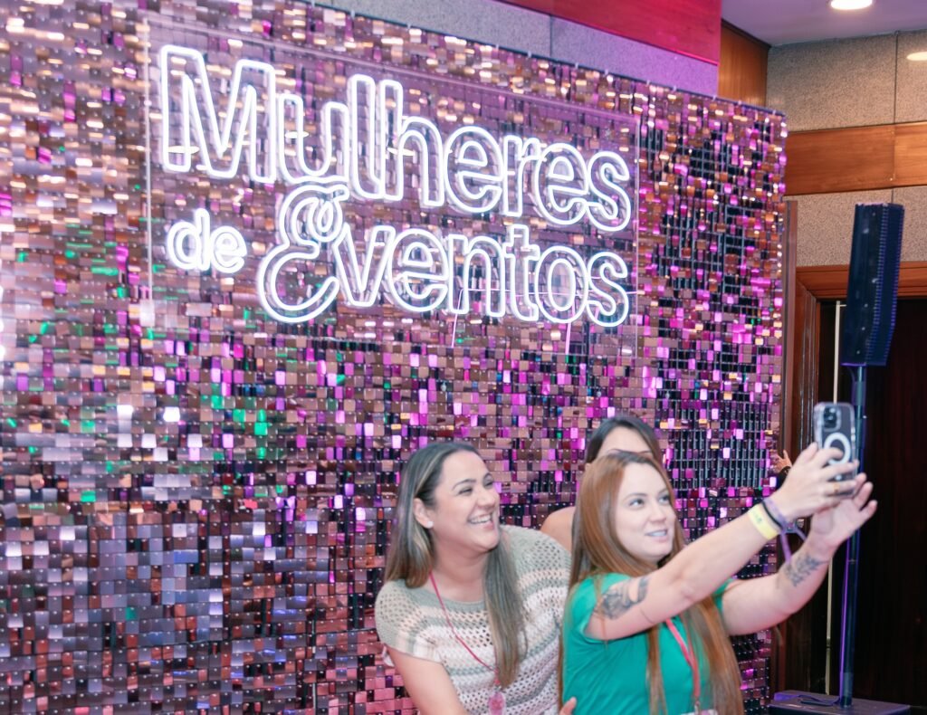 Espaço interativo com tecnologia e ambientação sensorial durante evento corporativo no WTC Events Center.