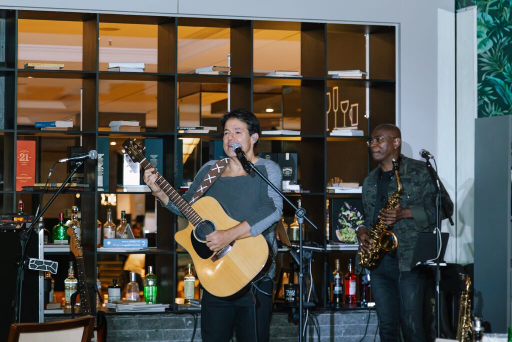 Músico se apresentando ao vivo no restaurante D.O.K. durante happy hour no Sheraton São Paulo WTC Hotel.