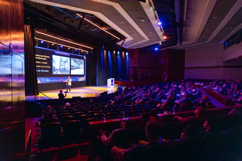 Vista das salas modulares e estrutura corporativa moderna do WTC Events Center em São Paulo.