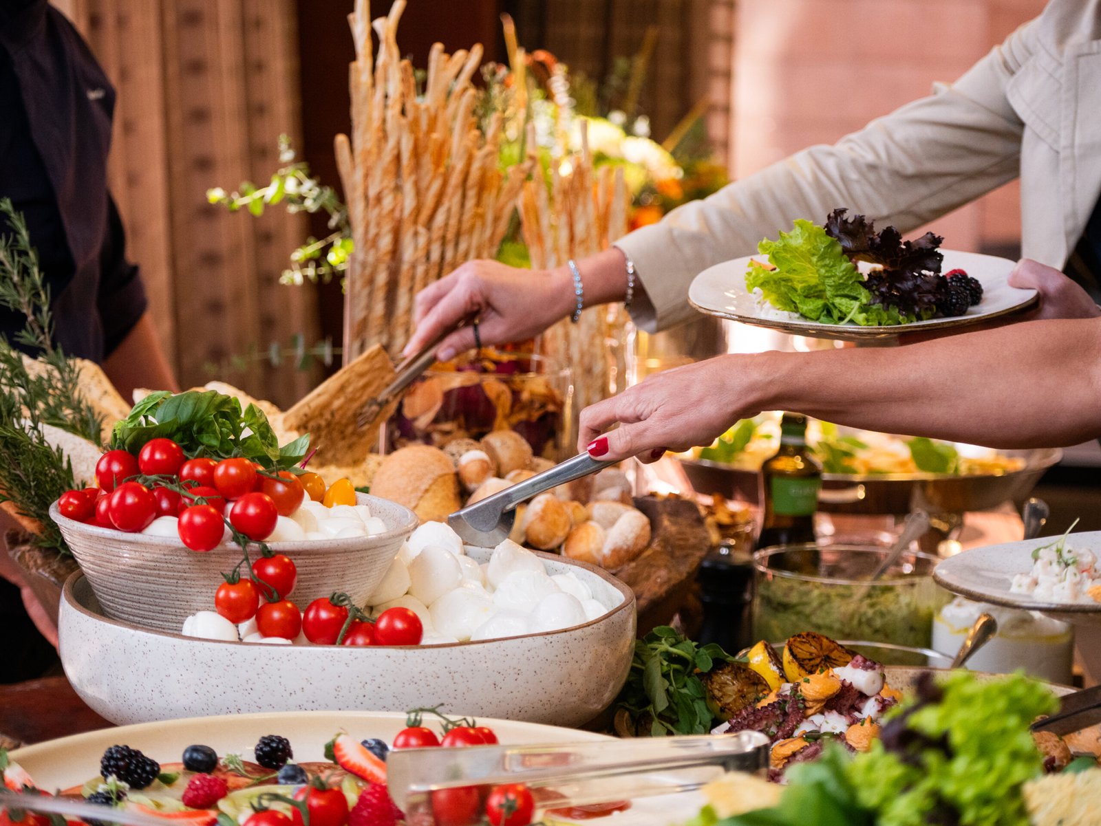 Mesa elegante com menu personalizado em evento corporativo no Sheraton São Paulo.