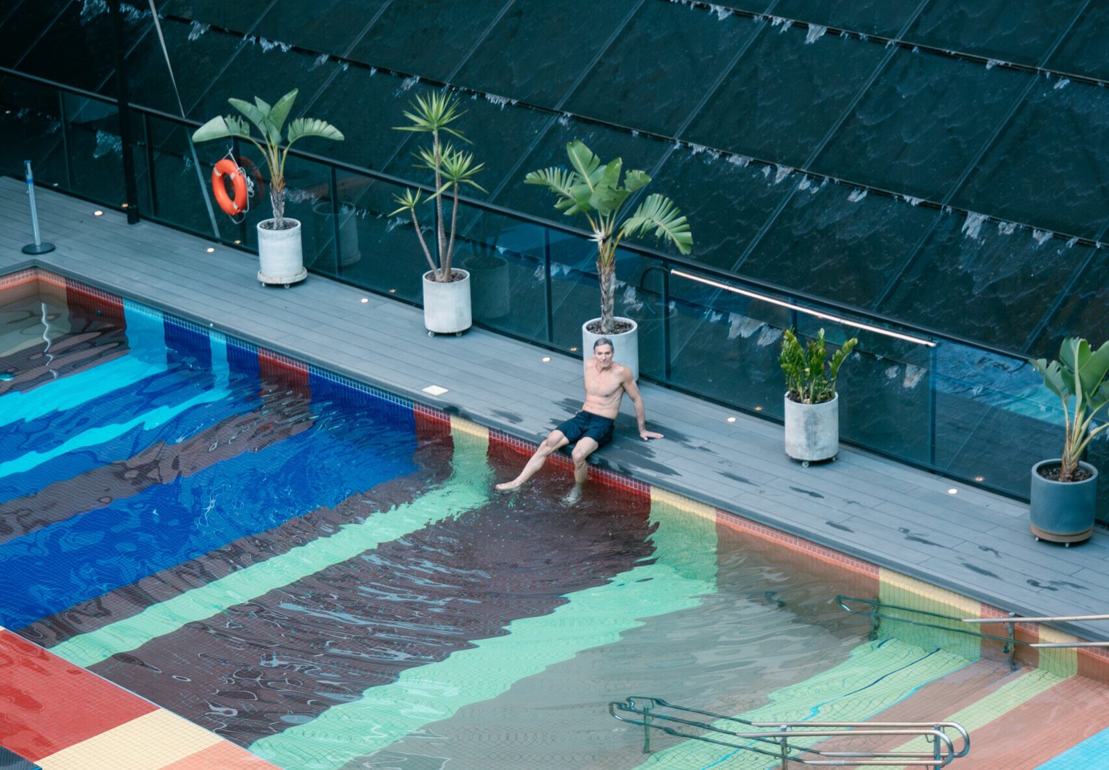 Área de lazer do Sheraton São Paulo com piscina e espaços de descanso ideais para uma staycation sofisticada.