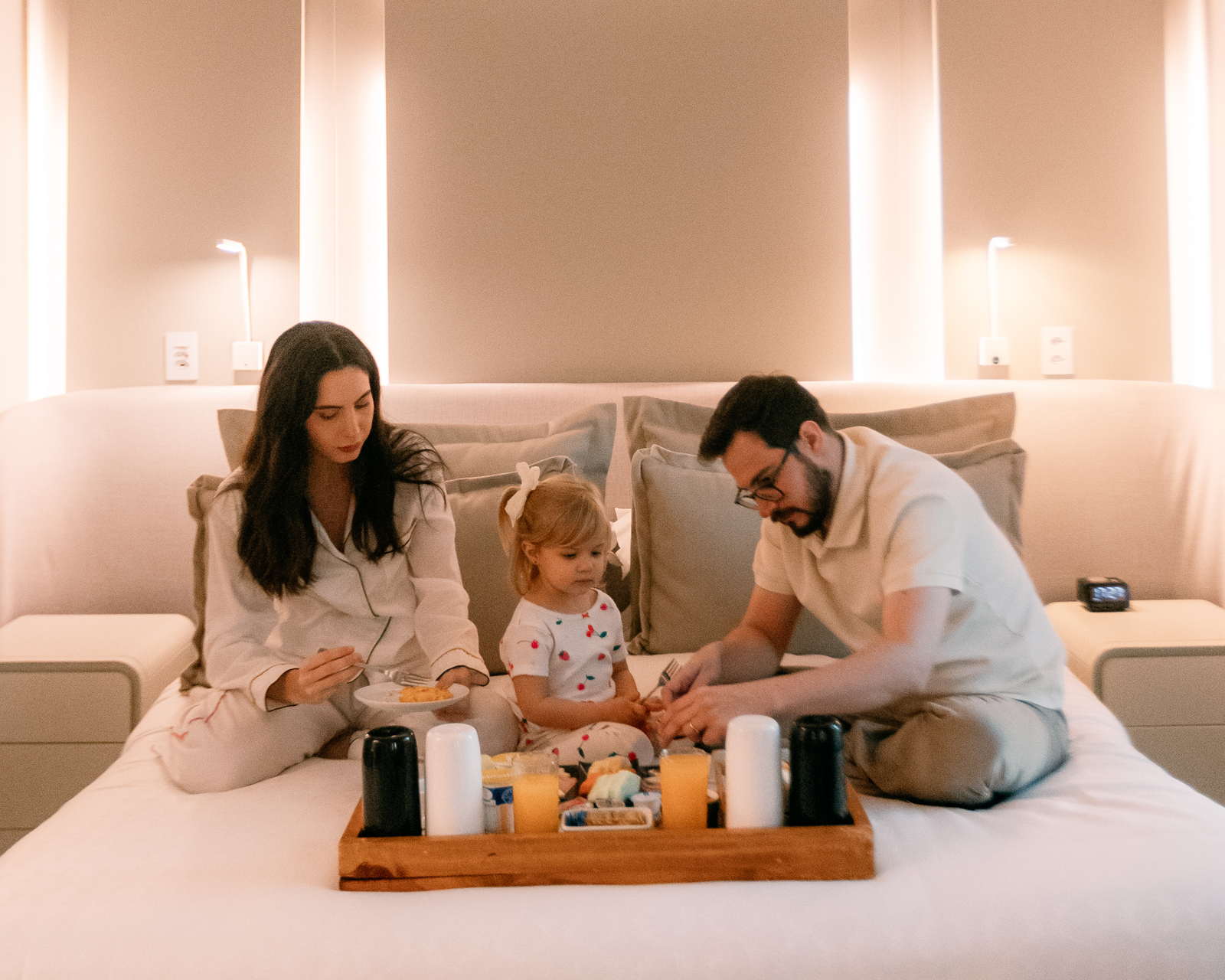 Casal brindando durante jantar romântico no Sheraton São Paulo WTC, representando experiências que viram memórias.