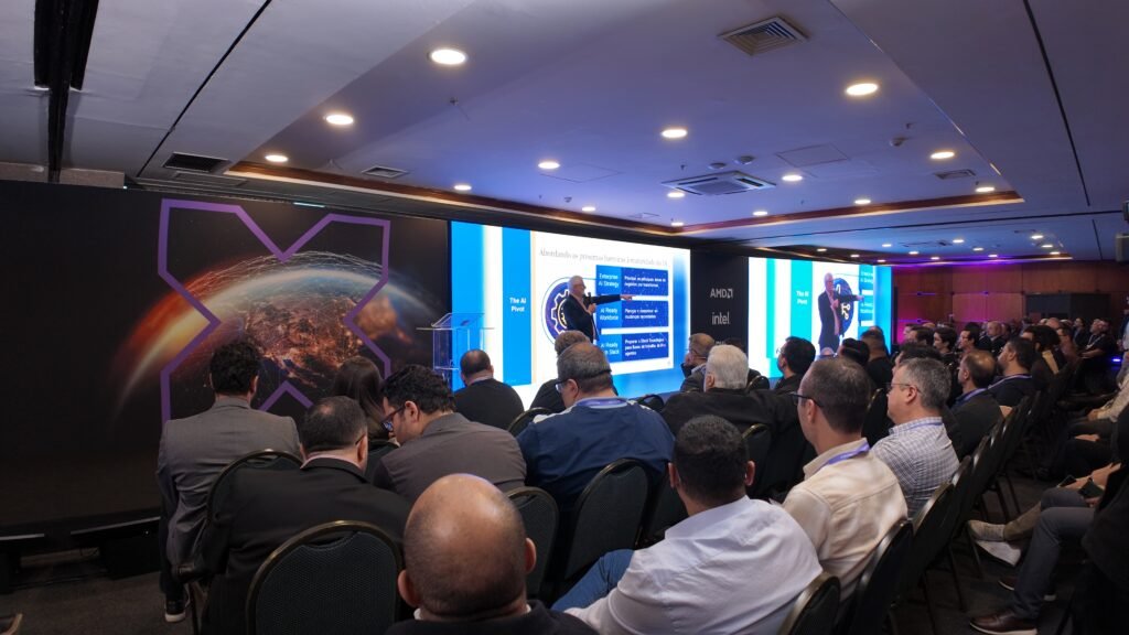 Público atento e engajado em evento tendo sensações que todo participante de evento precisa ter.