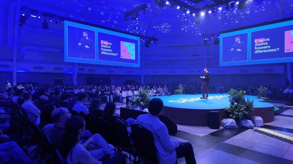 Auditório moderno do WTC Events Center durante evento de inovação corporativa em São Paulo.