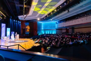 Auditório corporativo moderno com estrutura integrada, ideal para eventos com orçamento otimizado.