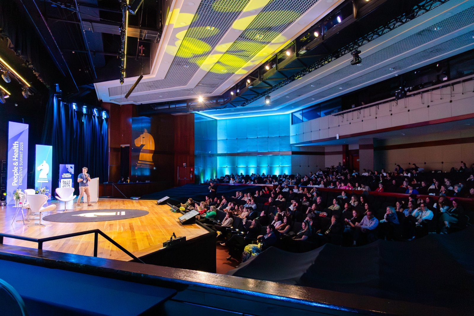 Auditório corporativo moderno com estrutura integrada, ideal para eventos com orçamento otimizado.