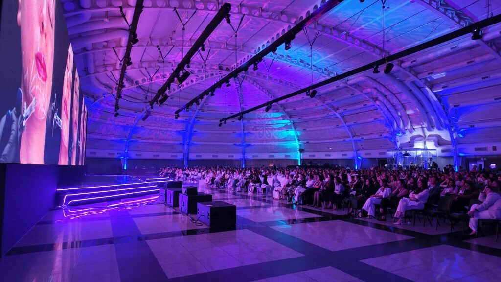 Sala de eventos corporativos moderna e bem iluminada, com layout flexível