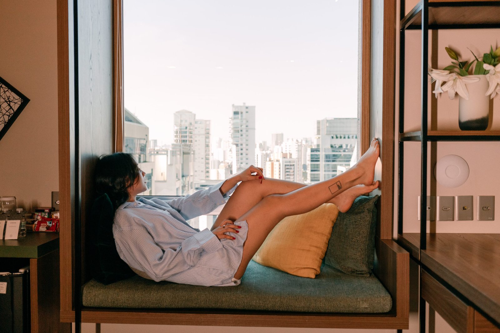 Sheraton São Paulo WTC em dia ensolarado, com hóspedes relaxando e vista urbana ao fundo.