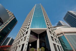 evento corporativo em sala moderna do WTC Events Center, com montagem e planejamento em andamento.