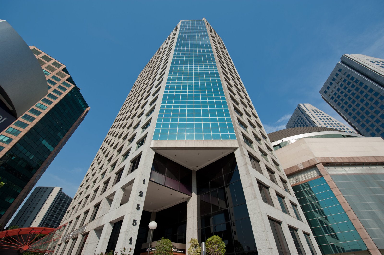 evento corporativo em sala moderna do WTC Events Center, com montagem e planejamento em andamento.