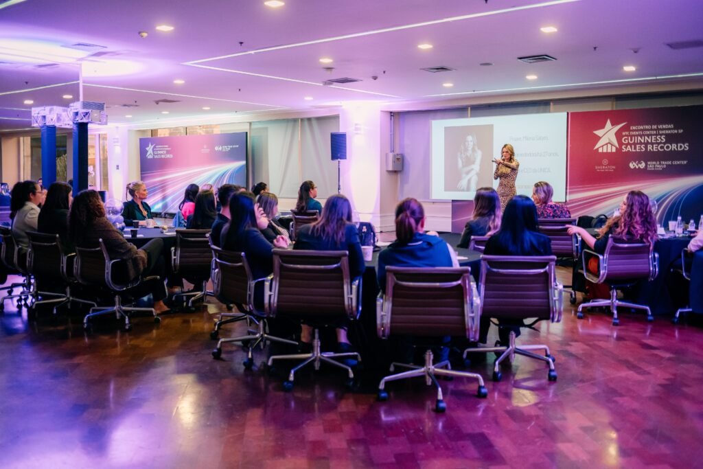 Reunião executiva com pequeno grupo em sala corporativa do WTC Events Center.