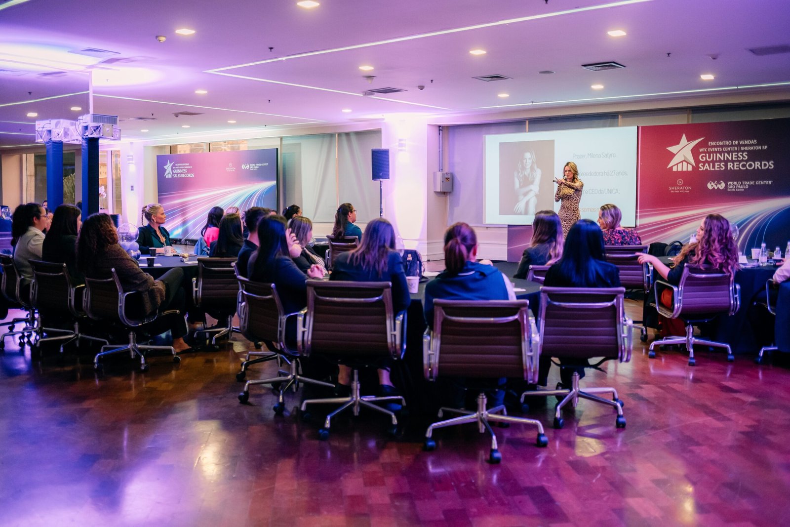 Reunião executiva com pequeno grupo em sala corporativa do WTC Events Center.