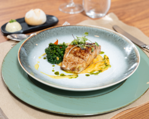 Participantes em pausa de almoço durante evento corporativo no WTC Events Center.