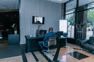 Executivos circulando entre hotel e centro de eventos integrados no WTC Events Center.