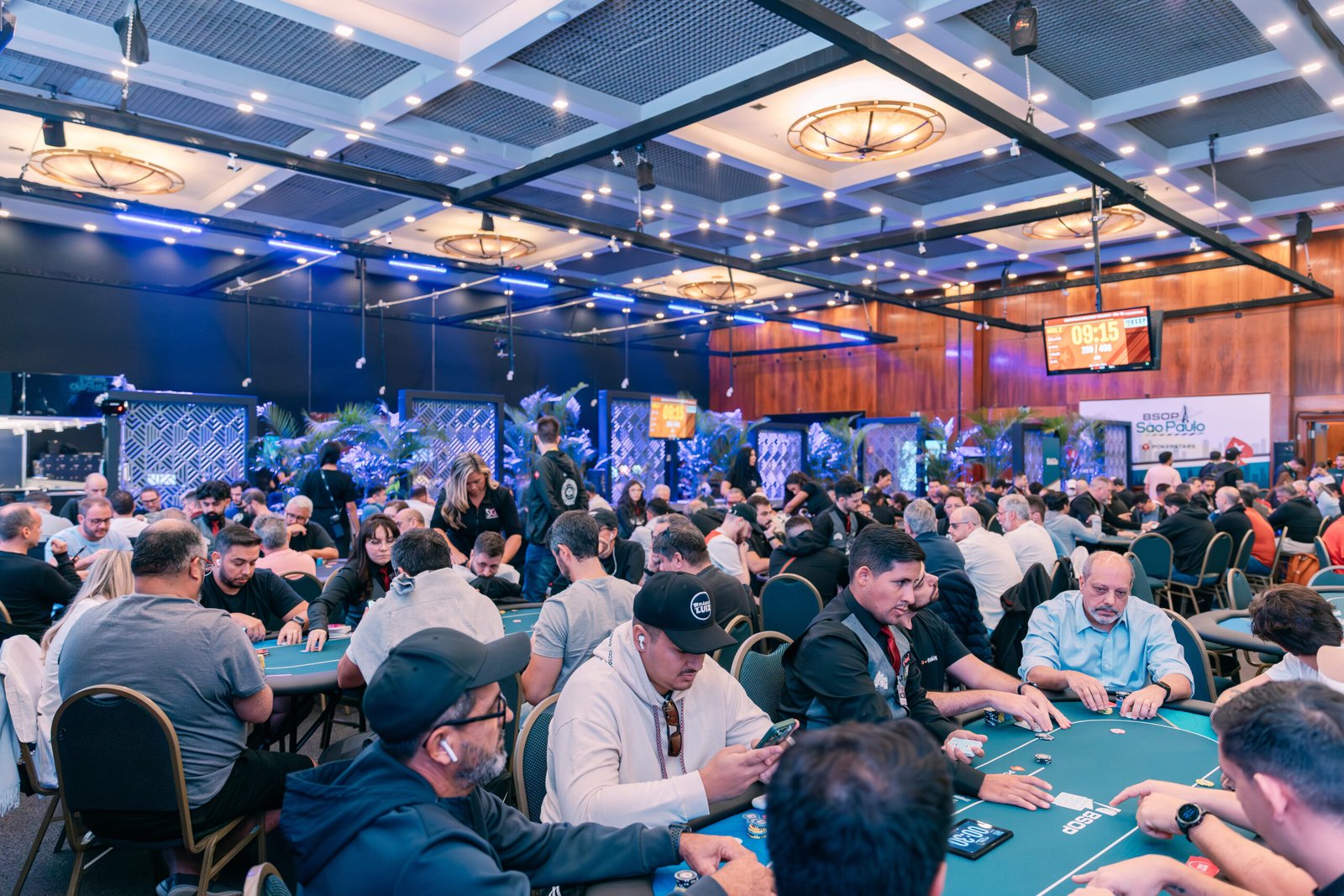 Participantes em competição de xadrez durante evento corporativo no WTC Events Center.