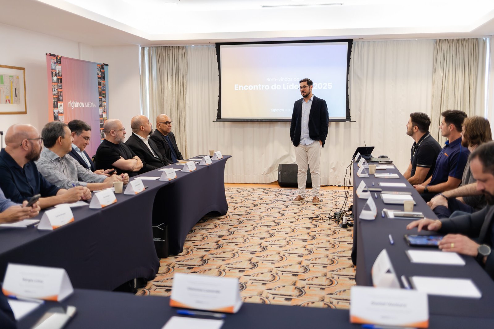 Equipe reunida em encontro estratégico revisando metas e indicadores do primeiro semestre.
