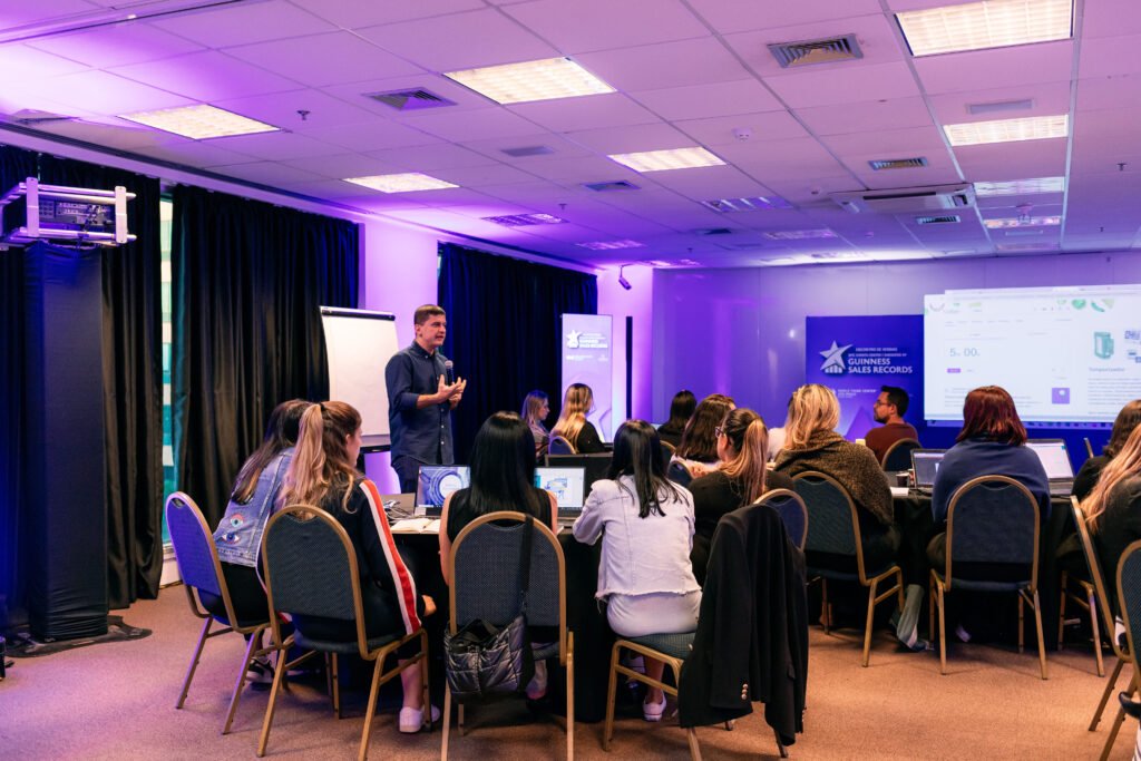 Equipe técnica e fornecedores alinhando detalhes de evento corporativo no WTC Events Center.