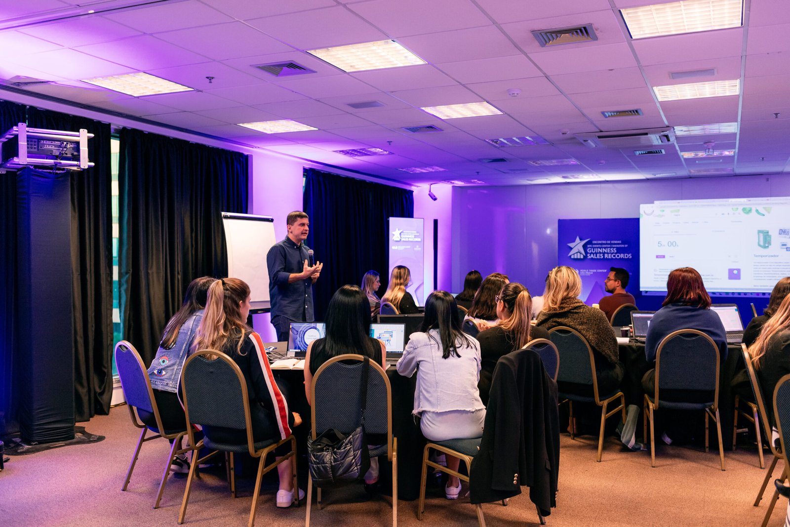 Equipe técnica e fornecedores alinhando detalhes de evento corporativo no WTC Events Center.
