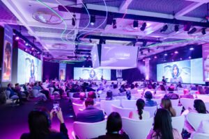 Equipe participando de evento corporativo durante feriado em espaço integrado do WTC Events Center.