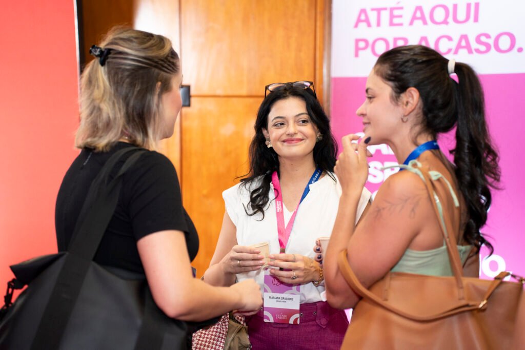 Equipe interagindo com participantes após evento corporativo no WTC Events Center.