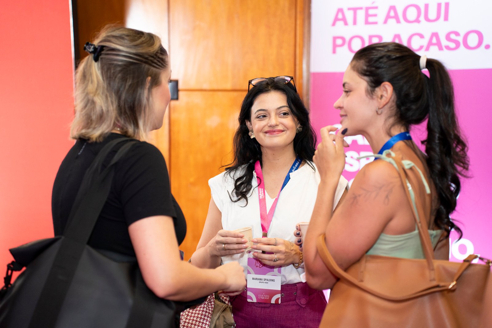 Equipe interagindo com participantes após evento corporativo no WTC Events Center.