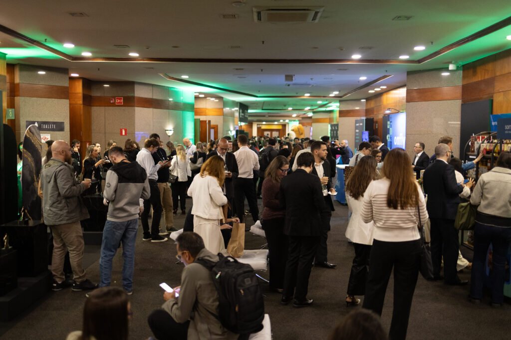 Participantes interagindo em evento corporativo no WTC Events Center após palestra.