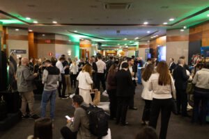 Participantes interagindo em evento corporativo no WTC Events Center após palestra.