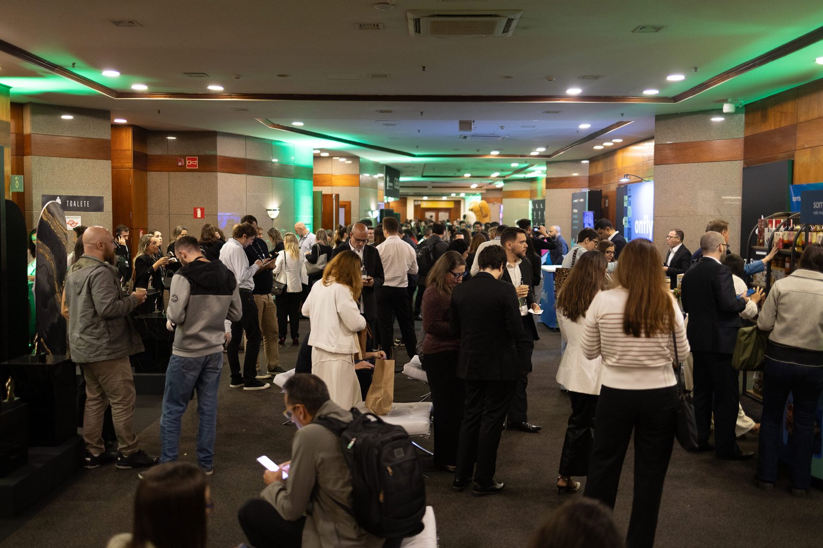 Participantes interagindo em evento corporativo no WTC Events Center após palestra.
