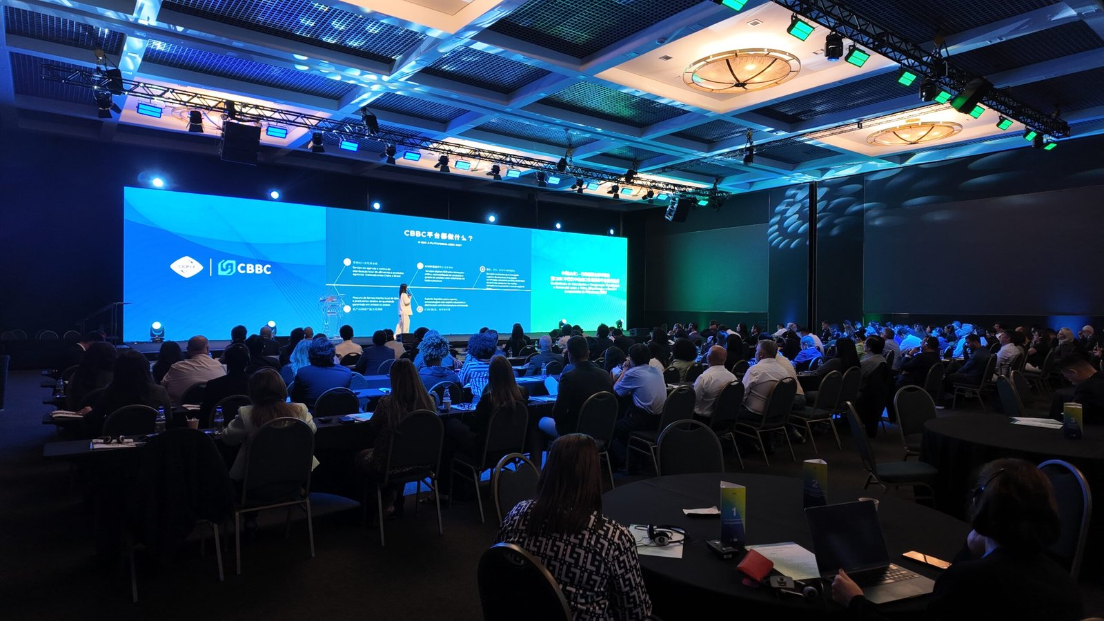 Evento corporativo em grande plenária no WTC Events Center em São Paulo.