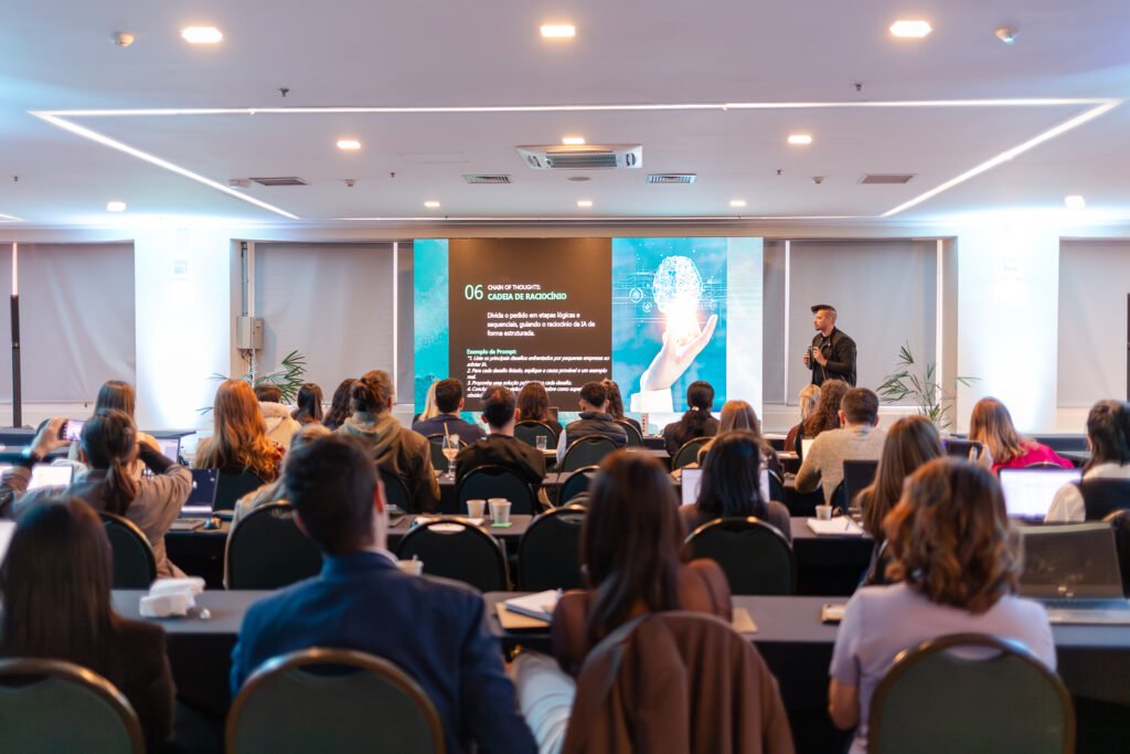 Organizadores analisando indicadores de inscrições para um evento no WTC Events Center.