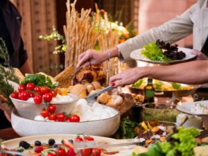 Participantes aproveitando experiência gastronômica durante evento corporativo no WTC Events Center em São Paulo.