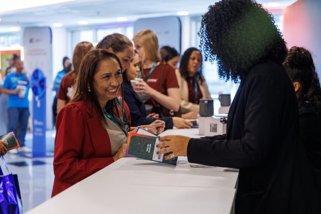 Participantes interagindo em atividades e experiências durante evento corporativo no WTC Events Center.