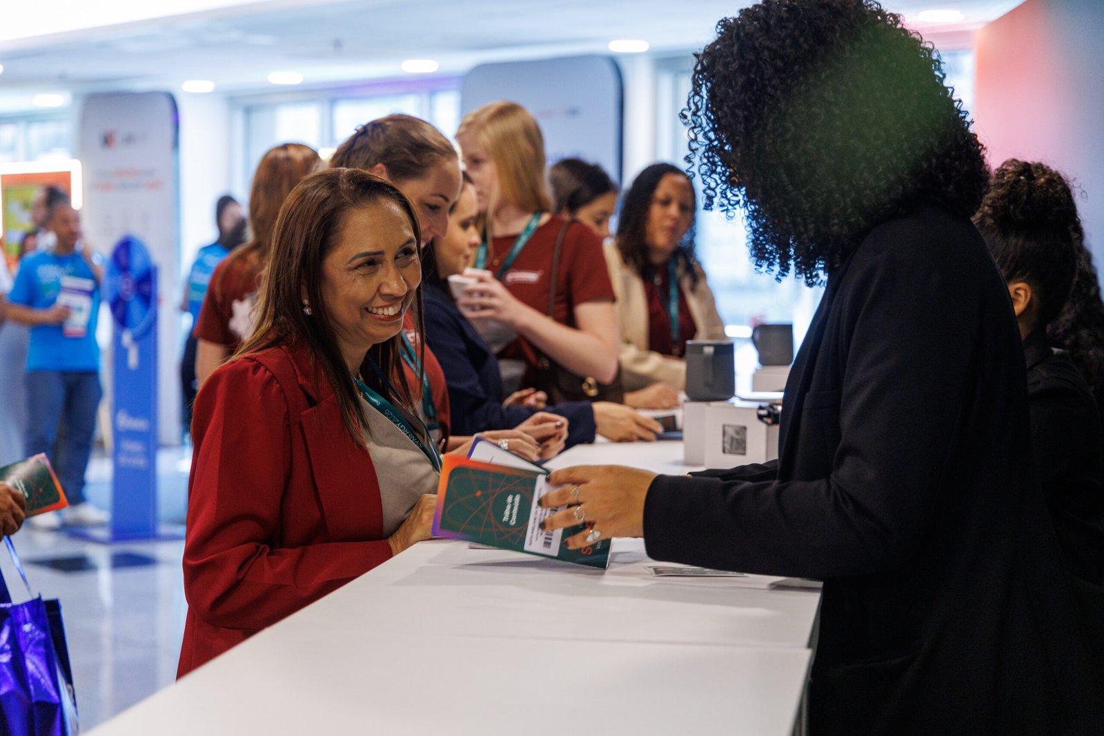 Participantes interagindo em atividades e experiências durante evento corporativo no WTC Events Center.